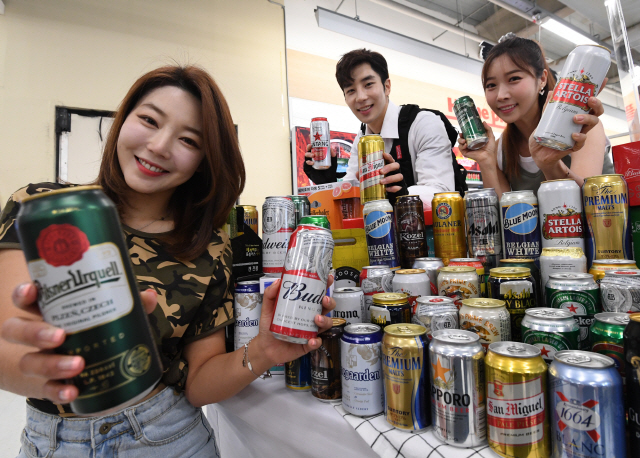 지난달 서울 홈플러스 강서점에서 모델들이 각국 맥주를 선보이고 있다. /사진제공=홈플러스