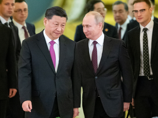 러시아를 국빈방문한 시진핑(왼쪽) 중국 국가주석이 5일(현지시간) 크렘린궁에서 블라디미르 푸틴 러시아 대통령이 회담 장소로 걸어가고 있다. /모스크바=로이터연합뉴스