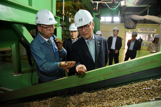 김재현(사진 오른쪽 첫번째) 산림청장이 목재로 만들어지고 있는 친환경연료 ‘팰릿’를 살펴보고 있다. 사진제공=산림청