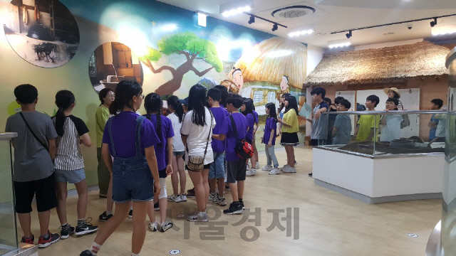 수원 율현초 6학년 학생들이 5일 경기도농업기술원내 설치된 농경문화전시관을 관람하고 있다.