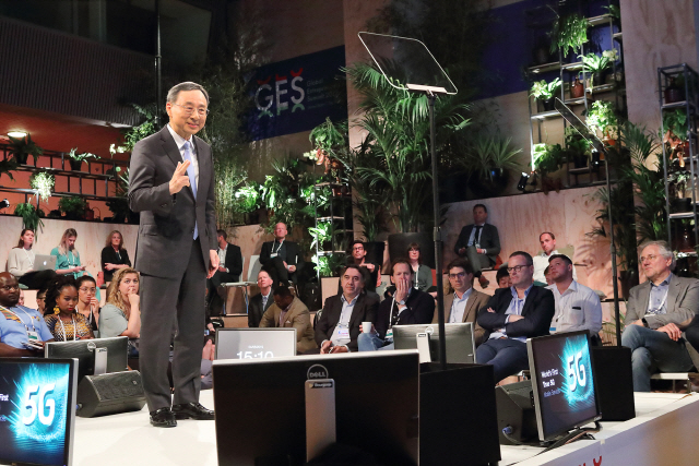 황창규 KT 회장이 지난 4일(현지시간) 네덜란드 헤이그에서 열린 ‘GES 2019’에서 ‘미래산업 5G’를 주제로 대표연설을 하고 있다./사진제공=KT