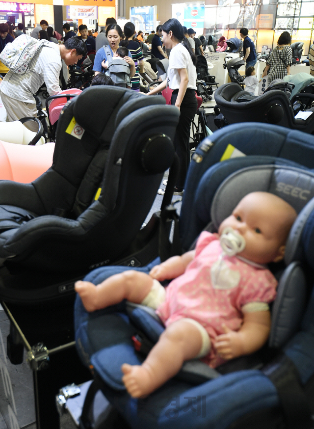 '제31회 맘엔베이비엑스포(Mom&Baby Expo)'가 개막한 6일 경기도 고양시 일산 킨텍스에서 관람객들이 다양한 임신·출산·육아용품을 살펴보고 있다./고양=오승현기자 2019.6.6