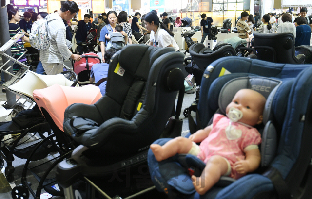 '제31회 맘엔베이비엑스포(Mom&Baby Expo)'가 개막한 6일 경기도 고양시 일산 킨텍스에서 관람객들이 다양한 임신·출산·육아용품을 살펴보고 있다./고양=오승현기자 2019.6.6