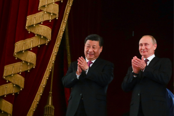 5일(현지시간)러시아를 국빈방문한 시진핑(왼쪽) 중국 국가주석이 모스크바 볼쇼이극장에서 블라디미르 푸틴 러시아 대통령과 양국 수교 70주년 기념행사에 참석해 박수를 치고 있다. /모스크바=타스연합뉴스