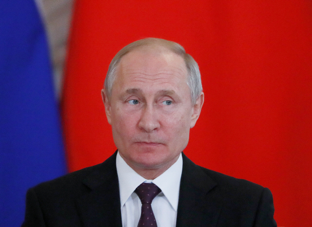 블라디미르 푸틴 러시아 대통령이 지난 5일(현지시간) 모스크바 크렘린 궁전에서 열린 기자회견에 참석해 기자들의 질문을 듣고 있다. /모스크바=로이터연합뉴스