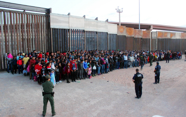 지난달 29일(현지시간) 미국과 멕시코 국경지역인 미국 텍사스주 엘파소에서 이민자들이 대기하고 있다. /엘파소=AP연합뉴스