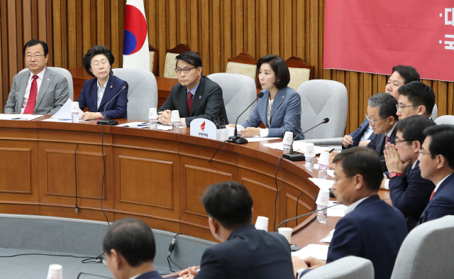 7일 국회에서 한국당 원내대책회의가 열리고 있다./연합뉴스