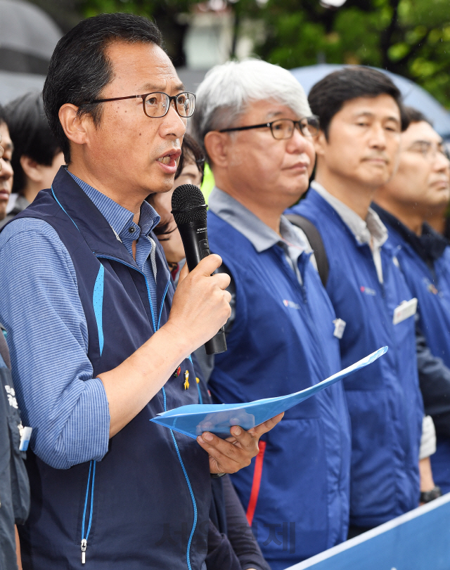 김명환(왼쪽) 민주노총 위원장이 7일 오전 서울 영등포경찰서 앞에서 경찰 조사에 대한 입장을 밝히고 있다. 김 위원장은 지난 3∼4월 국회 앞에서 열린 집회에서 불법행위를 주도한 혐의를 받고 있다./오승현기자 2019.6.7