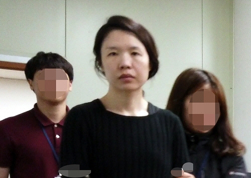 전 남편을 살해한 혐의로 구속된 고유정(36)이 제주동부경찰서 유치장에서 나와 진술녹화실로 이동하고 있다. /연합뉴스