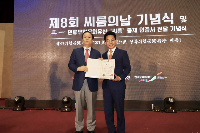 전동평 영암군수가 7일 횡성군 체육관에서 열린 ‘2019 단오장사씨름대회 및 제8회 씨름의 날’ 기념식에서 문화체육관광부 장관으로부터 공로상을 수상하고 있다. /사진제공=영암군