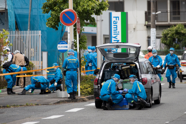 지난달 28일 오전 흉기난동 사건이 발생한 일본 도쿄 인근 가와사키시 현장에서 경찰이 감식에 나서고 있다. /가와사키=연합뉴스