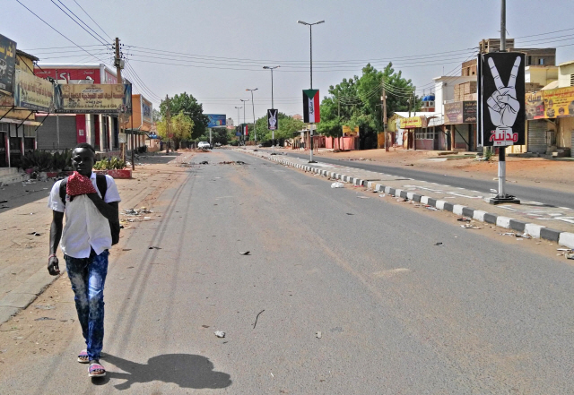 한 남성이 지난 6일(현지시간) 카르툼 시내를 걷고 있다./AFP연합뉴스