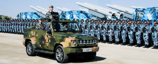 시진핑 중국 국가주석이 건군 90주년 열병식에서 전투복 입고 중국 인민군을 사열하고 있다./AP=연합뉴스