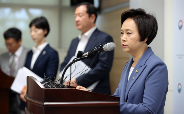 이의경(오른쪽) 식품의약품안전처장이 지난 5일 오전 양천구 서울지방식품의약품안전청에서 골관절염 유전자치료제 인보사 투여 환자 안전관리대책을 발표하고 있다. /연합뉴스