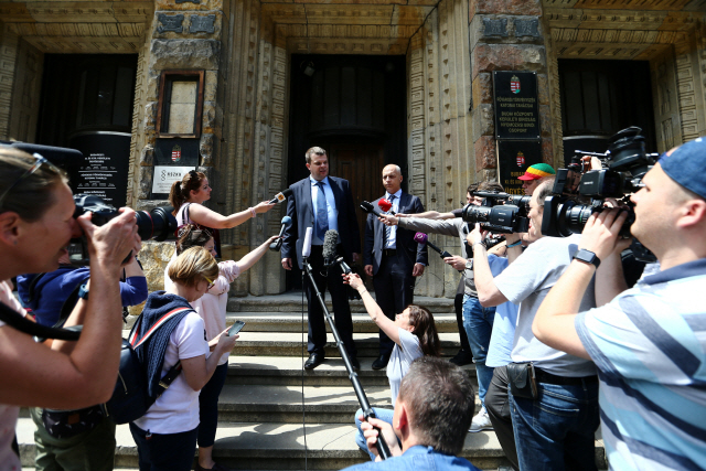 가보르 엘료 변호사와 벌라주 토트 변호사가 1일(현지시간) 헝가리 법원 앞에서 기자들의 질문에 답변하고 있다. /로이터통신