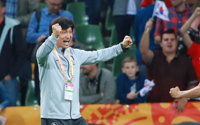 정정용 U-20 월드컵 대표팀 감독이 9일 4강 진출이 확정되는 순간 주먹을 불끈 쥐며 기뻐하고 있다. /연합뉴스