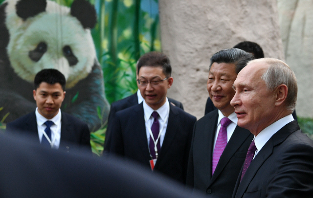 <YONHAP PHOTO-0846> Russian President Vladimir Putin and his Chinese counterpart Xi Jinping attend a welcoming ceremony for two Chinese giant pandas - male Ru Yi and female Ding Ding - at the Moscow zoo on June 5, 2019. (Photo by Alexander Vilf / SPUTNIK / AFP)/2019-06-06 03:47:38/<저작권자 ⓒ 1980-2019 ㈜연합뉴스. 무단 전재 재배포 금지.>