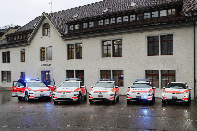 스위스 생 갈렌 주의 경찰차로 선정된 코나 일렉트릭이 줄지어 서 있다./사진제공=현대차