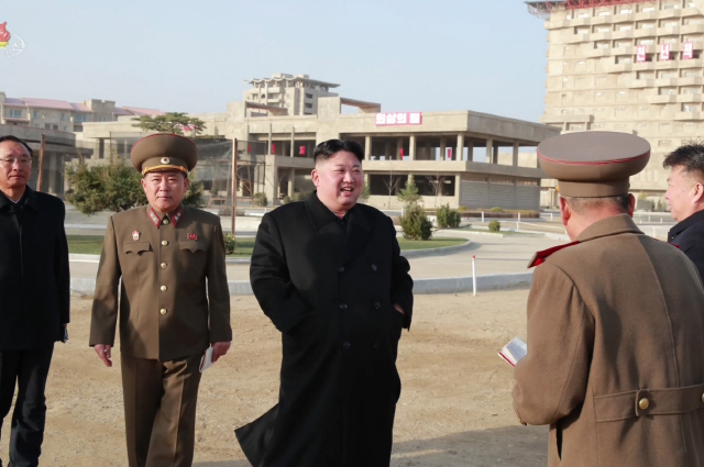 김정은 북한 국무위원장이 강원도 원산갈마해안관광지구 건설 현장을 시찰했다고 조선중앙TV가 지난 6일 보도했다. /연합뉴스