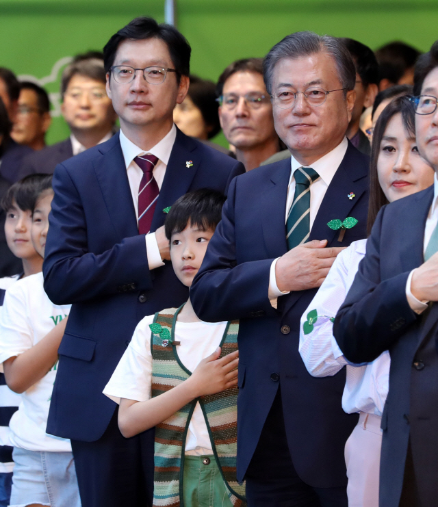 문재인 대통령이 5일 창원컨벤션센터에서 열린 환경의 날 기념식에서 김경수 경남도지사와 함께 국기에 경례하고 있다./연합뉴스