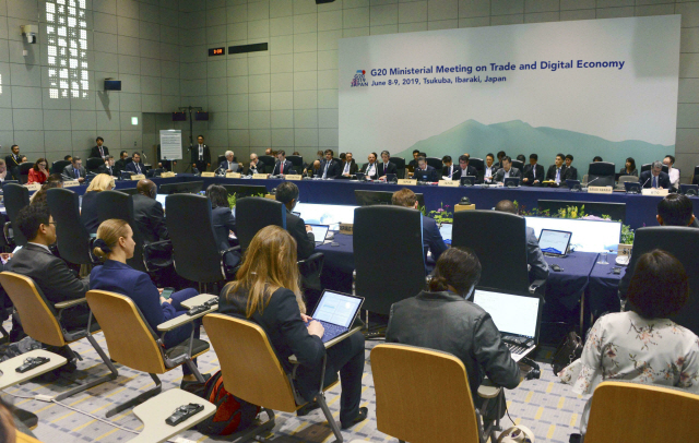 주요 20개국(G20) 무역·디지털 경제장관 회의 참석자들이 9일 일본 츠쿠바에서 토론하고 있다. /츠쿠바=AP연합뉴스