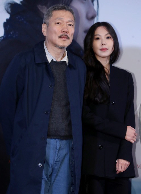 홍상수(왼쪽) 영화감독과 배우 김민희씨. /연합뉴스