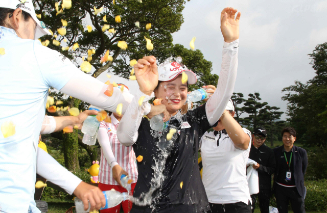 최혜진이 9일 S-OIL 챔피언십에서 우승한 뒤 동료들로부터 축하 물세례를 받고 있다. /사진제공=KLPGA