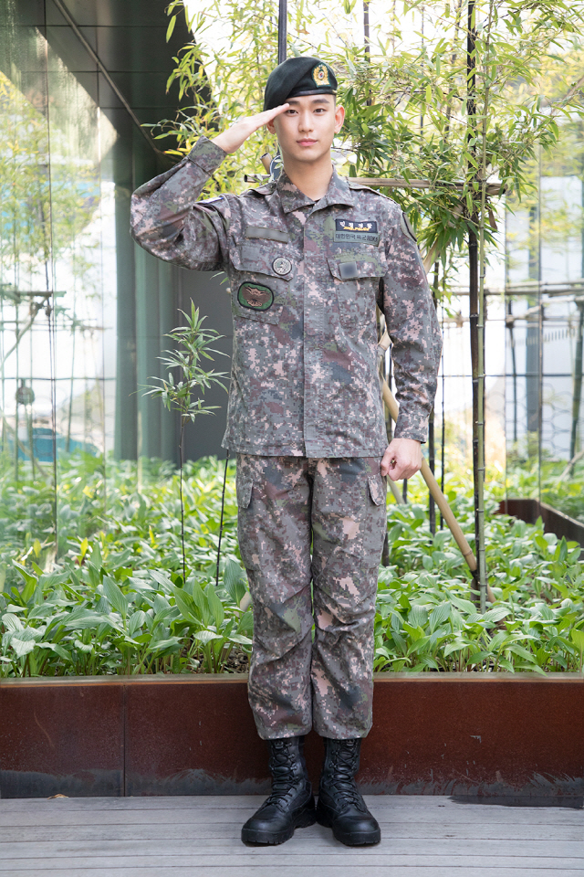 [공식] 김수현, 7월 1일 전역 초읽기..조기진급 모범적인 군 생활