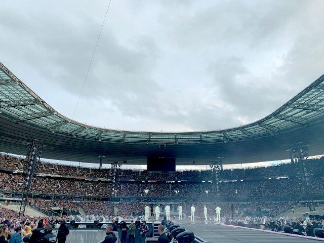 방탄소년단, 영국-프랑스 스타디움 투어 대성황..23만 팬들과 축제