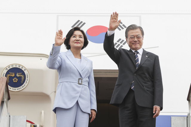 문재인 대통령과 김정숙 여사가 6박 8일간의 북유럽 순방일정을 위해 서울공항을 떠나고있다./연합뉴스