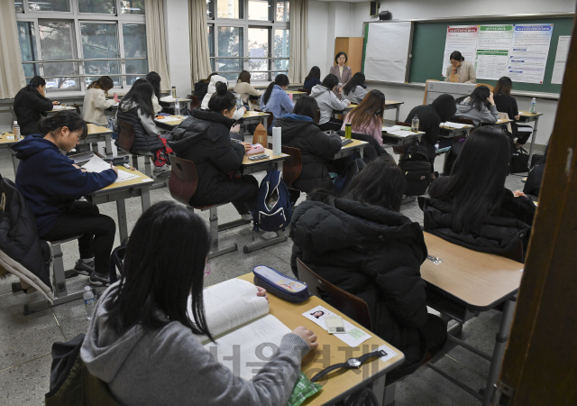 2019학년도 대학수학능력시험일인 15일 오전 서울 강남구 개포고등학교에서 수험생들이 시험 준비를 하고 있다./송은석기자