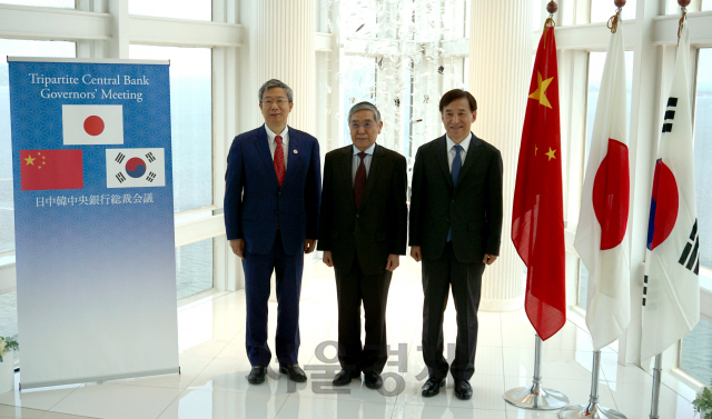 이주열(오른쪽)한국은행 총재가 10일 일본 후쿠오카에서 열린 제11차 한중일 3국 중앙은행 총재회의에 참석해 이강 중국 인민은행 총재, 구로다 하루히코 일본은행 총재와 기념촬영을 하고있다./사진제공=한은