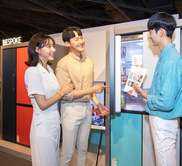 삼성전자 판매사원이 10일 신세계백화점 강남점 9층에 마련된 ‘비스포크 냉장고 백화점 로드쇼’ 행사장에서 맞춤형 냉장고 ‘비스포크’를 소개하고 있다. 비스포크는 라이프스타일과 취향에 맞춰 ‘나만의 냉장고’를 만들 수 있는 신개념 가전이다. /사진제공=삼성전자