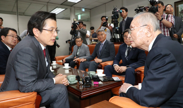 황교안(왼쪽) 자유한국당 대표가 10일 오후 서울 용산 전쟁기념관 군사편찬연구 자문위원장실에서 6·25전쟁 영웅으로 불리는 백선엽 장군(예비역 대장)을 예방해 환담을 나누고 있다.  /연합뉴스