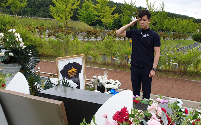 천안함 유족 등을 위해 해군 바다사랑장학재단에 기부금을 전달한 김윤수군이 10일 국립대전현충원 천안함 46용사 묘역을 찾아와 거수경례를 하고 있다./연합뉴스