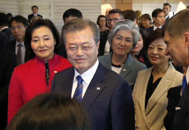 핀란드를 국빈방문 중인 문재인 대통령이 10일 오후 (현지시간) 핀란드의 오타니에미 혁신 단지 내 인재양성과 기술개발의 중심축인 알토대를 방문, 산학연 생태계를 통해 성장한 위성 분야 스타트업인 아이스아이(ICEYE) 부스에서 설명을 듣고 있다. 뒤로 문 대통령을 수행 중인 박영선 중소벤처기업부 장관(왼쪽부터), 강경화 외교부 장관, 진선미 여성가족부 장관이 보인다. 이번 순방에는 수행 장관 4명 중 3명이 여성장관으로 채워져 눈길을 끈다./연합뉴스