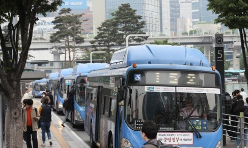 파업 돌입 직전 서울 시내버스 노사협상이 타결된 지난달 15일 서울역버스환승센터에서 버스들이 정상 운행되고 있다./연합뉴스