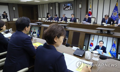 이낙연 국무총리가 지난달 16일 세종시 정부세종청사에서 열린 국정현안점검조정회의에서 ‘버스파업·신산업’ 등에 대해 모두발언하고 있다./연합뉴스