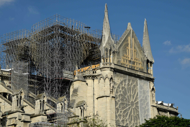 지난 4월 대화재로 첨탑과 지붕이 유실된 프랑스 파리 노트르담 대성당.     /파리=AFP연합뉴스