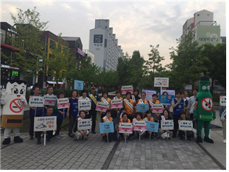 민관 합동 절주·금연캠페인에 참여한 시민들이 피켓을 들고 기념촬영 하고 있다.   /사진제공=서울시
