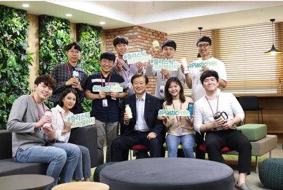 이영구 롯데칠성음료 대표이사(가운데)가 10일 서울 송파구에 위치한 본사에서 직원들과 함께 릴레이 친환경 캠페인인 ‘플라스틱 프리 챌린지’에 동참했다./사진=롯데칠성음료 제공