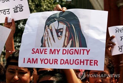 유아 성폭행 사건에 항의해 시위에 나선 인도 시민들./로이터=연합뉴스