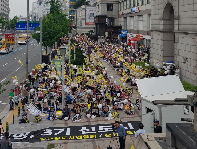 지난 9일 일산서구 주엽동 태영플라자 앞에서 일산 시민들이 3기 신도시 반대 집회를 열고 있다./권혁준기자