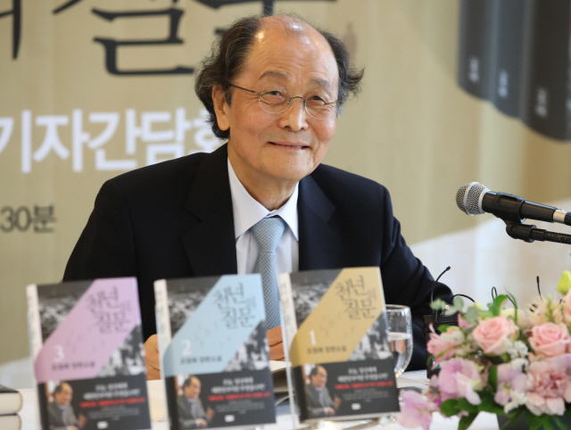 소설가 조정래가 11일 오전 서울 중구 한국프레스센터에서 열린 장편소설 ‘천년의 질문’ 출간 기념 기자간담회에서 취재진의 질문에 답하고 있다. /연합뉴스