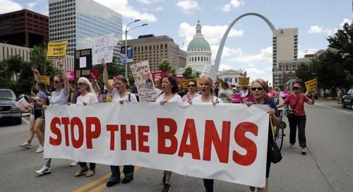낙태를 옹호하는 시민들이 미국 미주리주 세인트루이스 거리에서 행진하고 있다./AP=연합뉴스