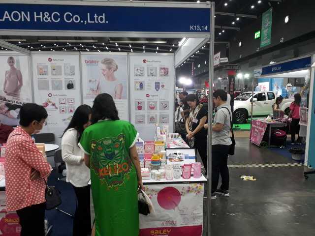 올해 1월 홍콩유아용품박람회에 참가한 라온H&C의 부스를 찾은 관람객들이 전시 제품을 살펴보고 있다./사진제공=중진공