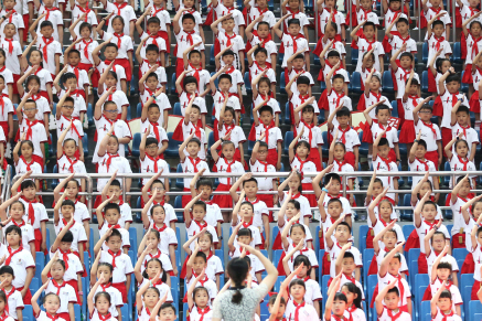 지난달 31일 중국 푸젠성에서 어린이날 행사에 대비해 초등학생들이 행사 연습을 하고 있다.      /푸젠=로이터연합뉴스