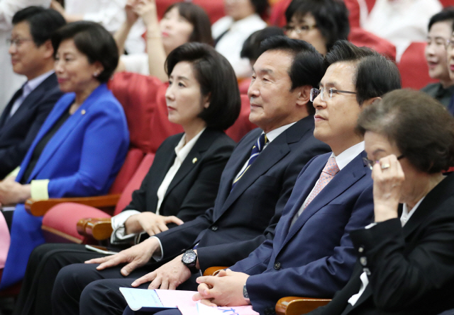 황교안(오른쪽 두번째) 자유한국당 대표가 11일 오후 국회 의원회관에서 열린 한국여성유권자연맹 창립 50주년 기념식에 참석해 자리하고 있다. /연합뉴스