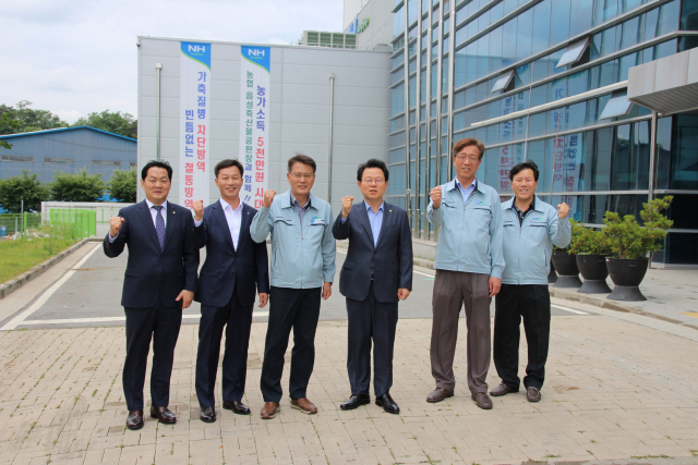 지난 10일 김광수(오른쪽 세번째) NH농협금융지주 회장이 충북 음성군 농협경제지주 음성축산물공판장을 방문해 시설을 견학한 뒤 직원들과 기념사진을 촬영하고 있다./사진제공=농협금융