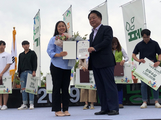 한효주(왼쪽) 롯데건설 책임이 지난달 30일 2019 청주 가드닝 페스티벌‘에서 대상을 받은 후 한범덕 청주시장과 기념사진을 촬영하고 있다. /사진제공=롯데건설